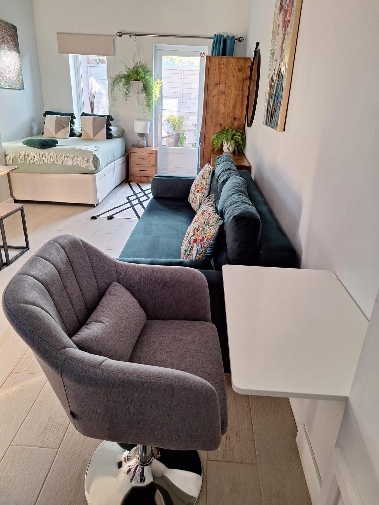 New, Stylish Studio Flat With Private Patio And Free On-Street Parking Check Out At 11Am Bournemouth Exteriör bild