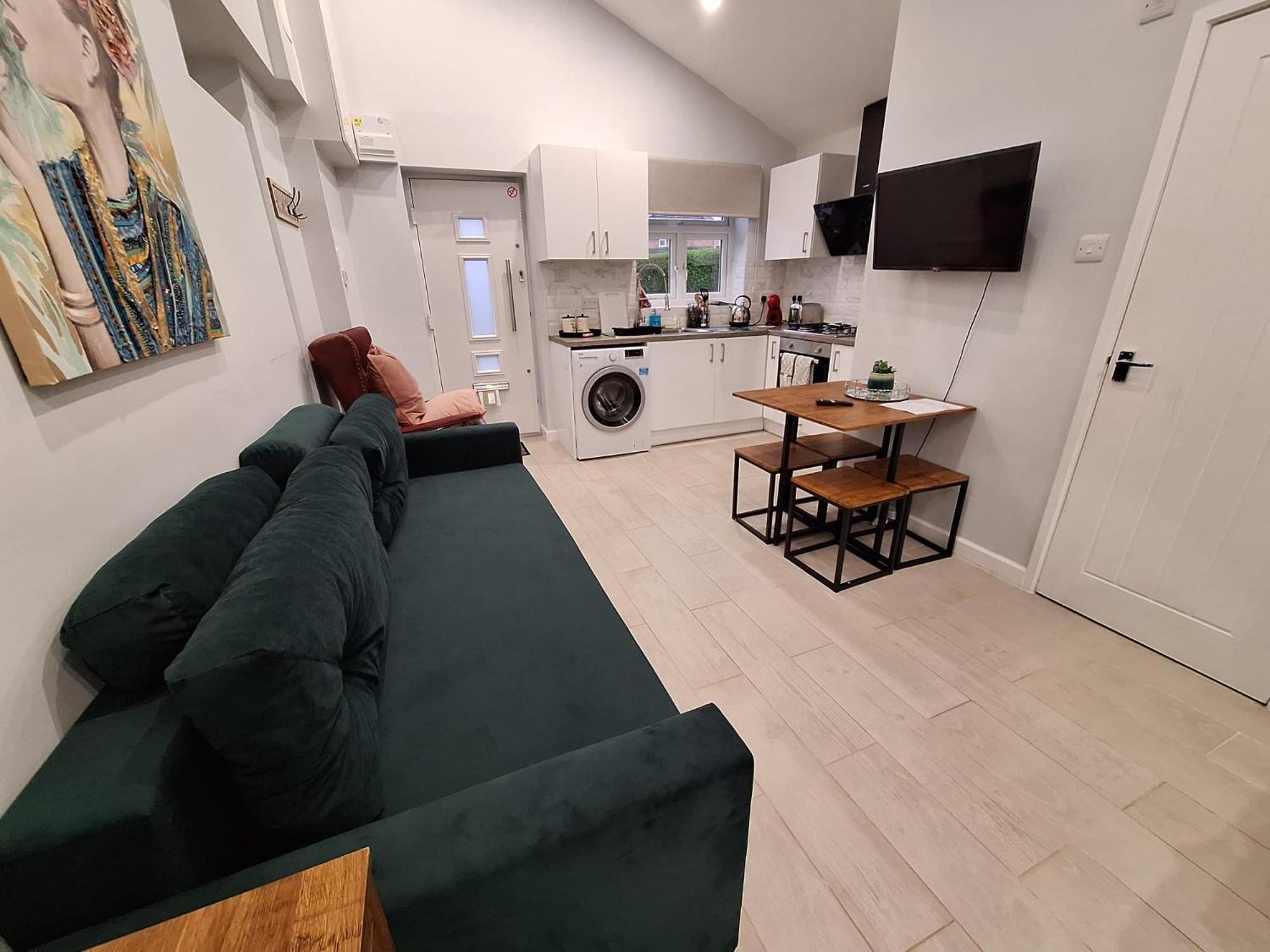 New, Stylish Studio Flat With Private Patio And Free On-Street Parking Check Out At 11Am Bournemouth Rum bild